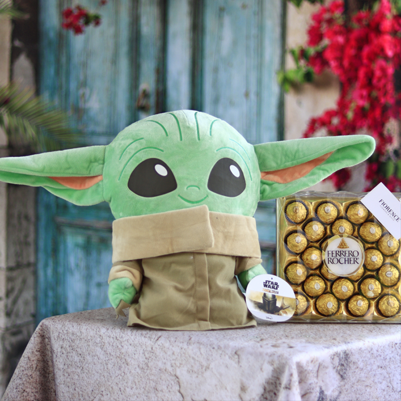 Baby Yoda with chocolates - Giftbaskets México