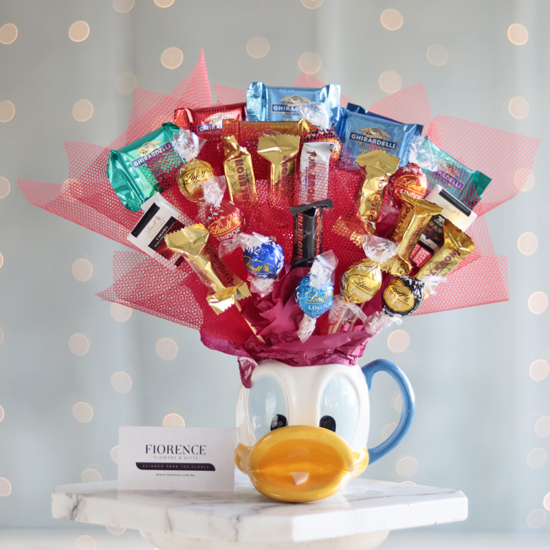 Candy Bouquet in Disney Characters Ceramic Mugs - Giftbaskets México