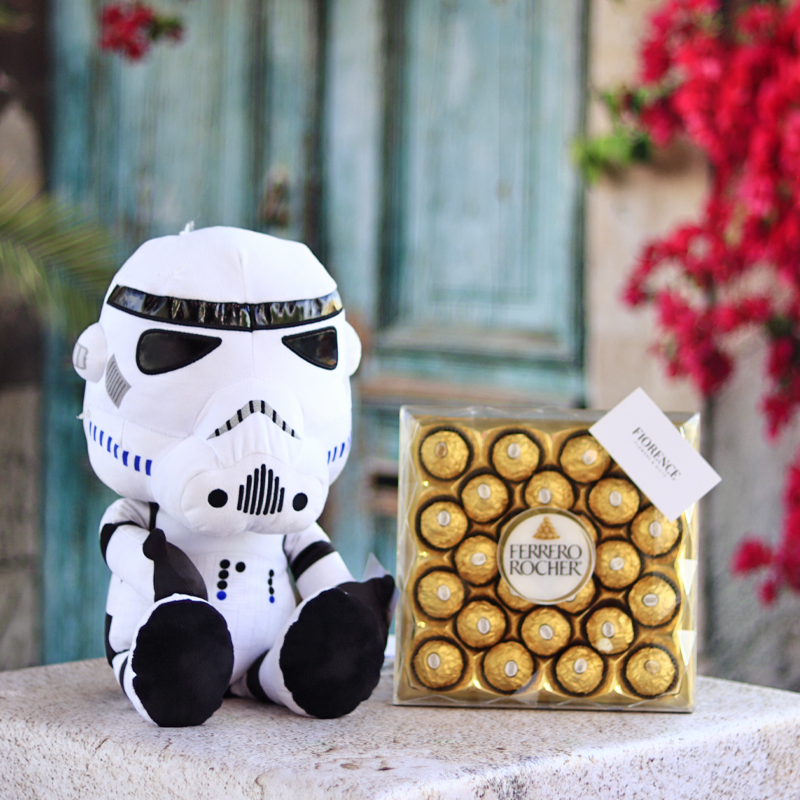 Star Wars - Stormtrooper Plush with Chocolates - Giftbaskets México