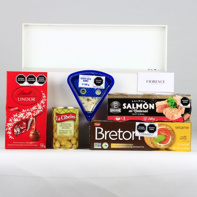 Gourmet Gift with Cheese Board, Red Wine and More - Giftbaskets México