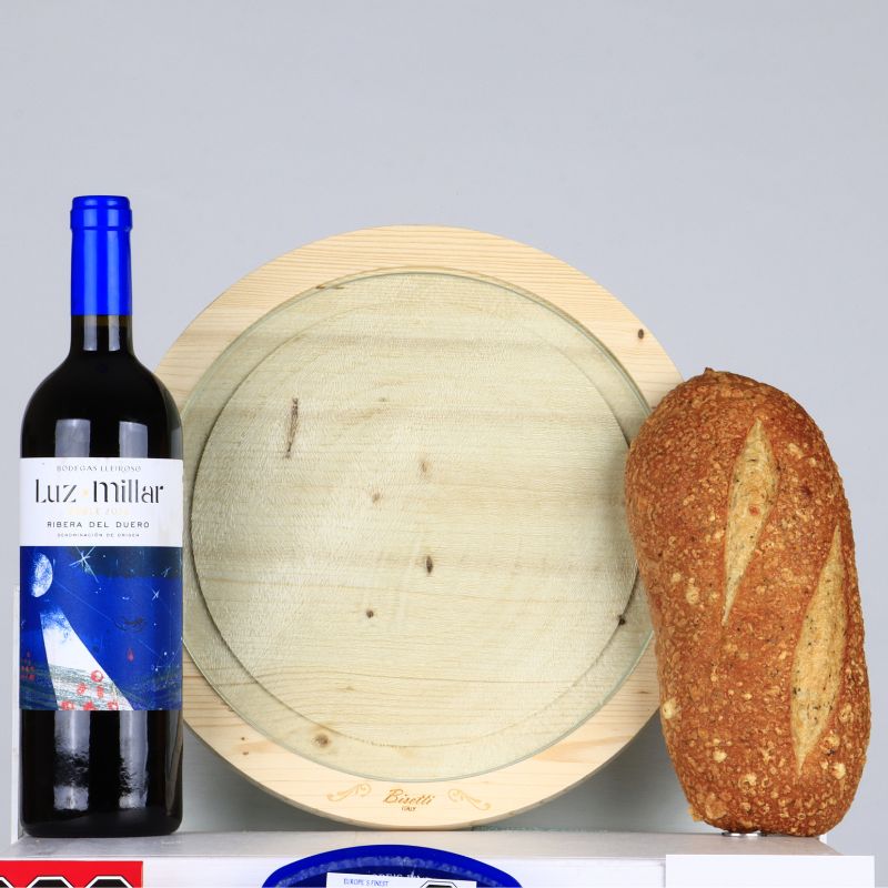 Gourmet Gift with Cheese Board, Red Wine and More - Giftbaskets México