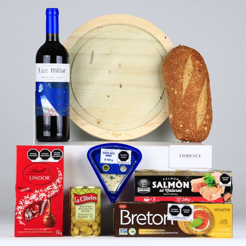 Gourmet Gift with Cheese Board, Red Wine and More - Giftbaskets México