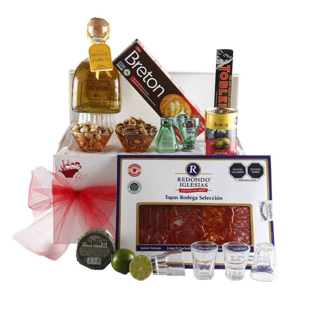 Special gift with Tequila Añejo Patrón, Charcuterie, Snacks and More - Giftbaskets México